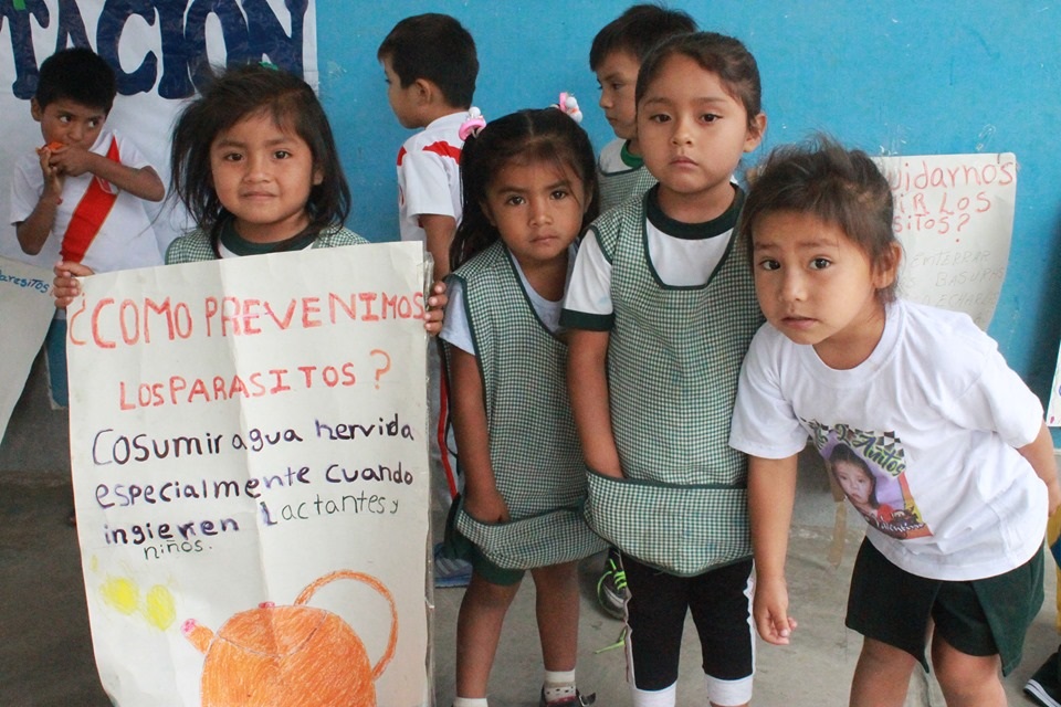 Morropón: desparasitan a centenares de estudiantes de Ñómala en La encantada