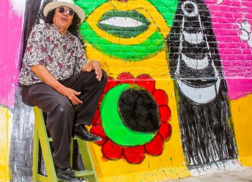 Artista Lellis Rebolledo plasma mural 'El vuelo de las algarrobas santas' en Catacaos