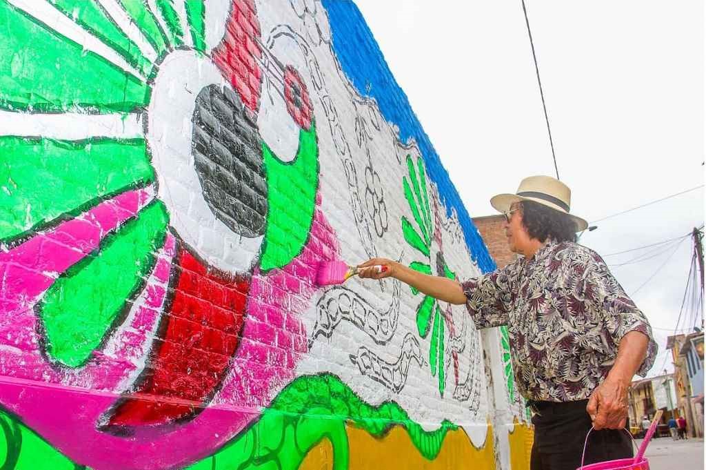 Artista Lellis Rebolledo plasma mural 'El vuelo de las algarrobas santas' en Catacaos
