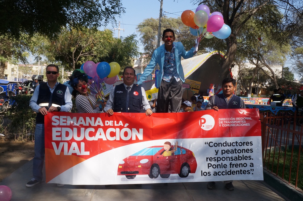 Piura: en semáforos sensibilizan a conductores y peatones por la Semana de la Educación Vial