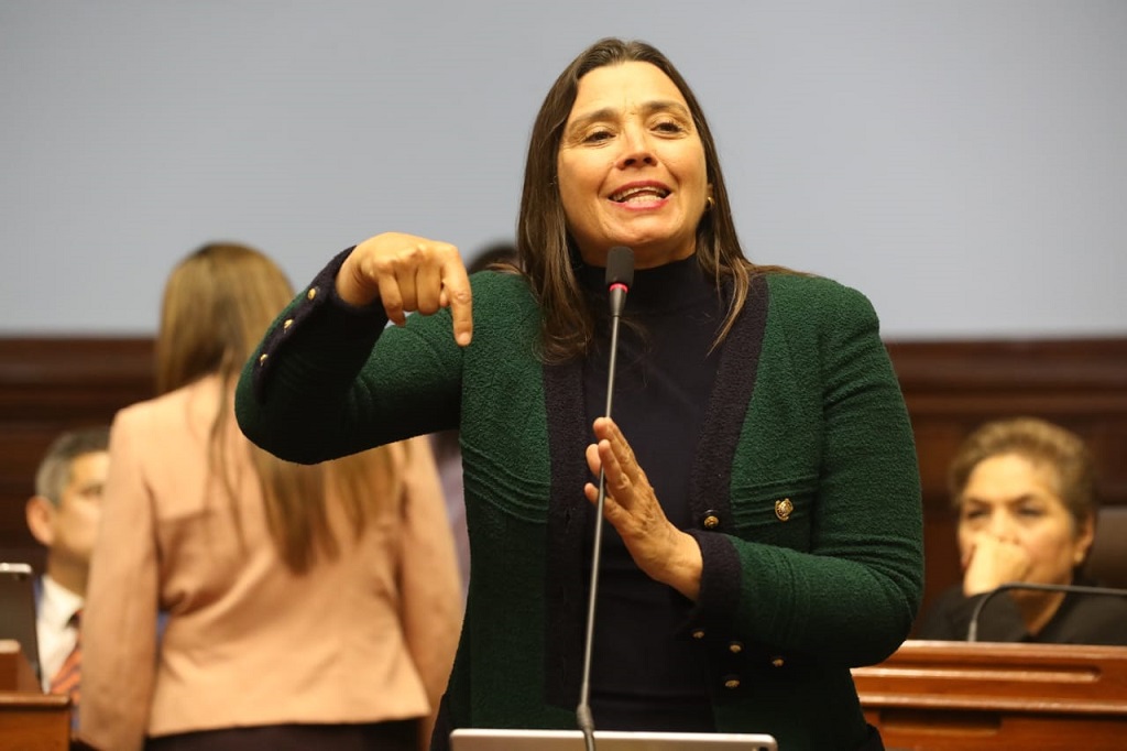 Karla Schaeffer, voto disciplinado de Fuerza Popular