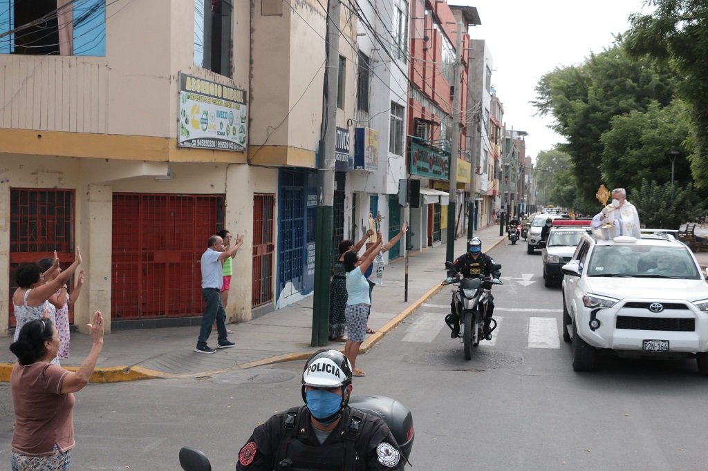 Monsenor recorriendo calles 1