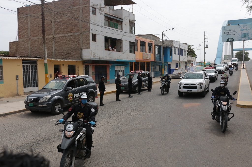 Monsenor recorriendo calles 2