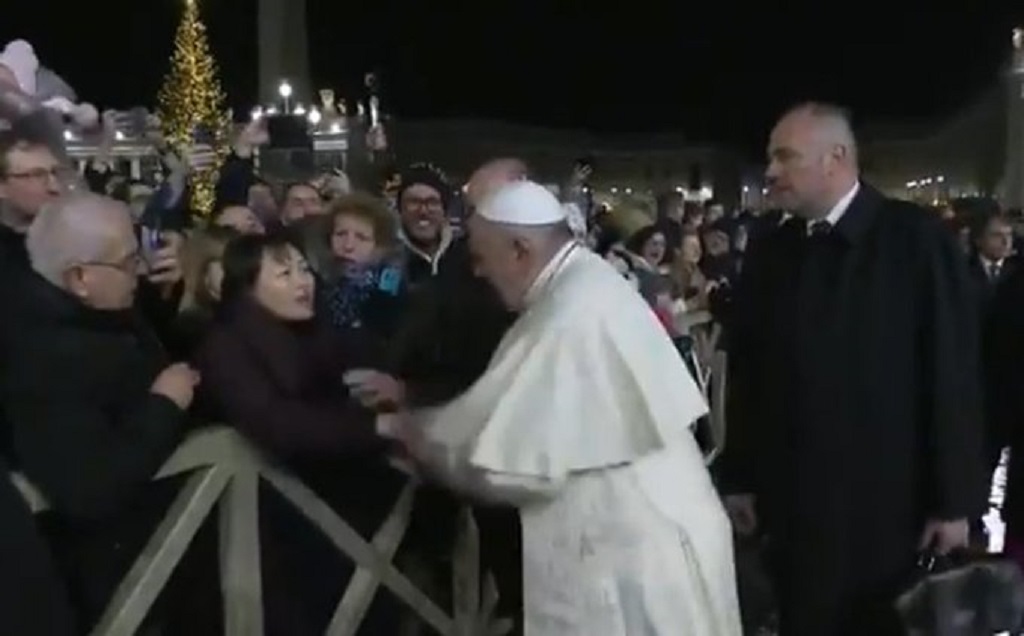 Papa Francisco responde con violencia gesto de reverencia de mujer