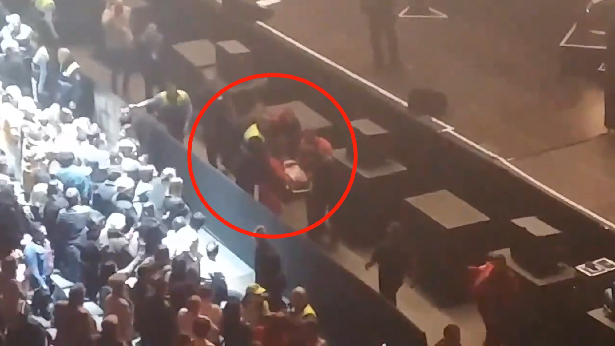 Joaquin Sabina cae en escenario