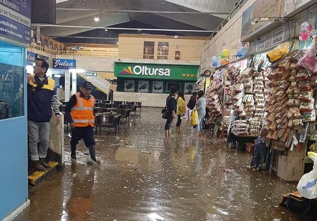 Terminal terrestre de Arequipa es inundado