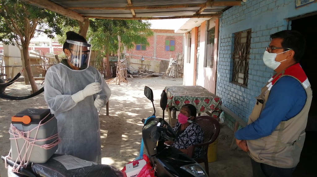 Realizando labor de vacunación en uno de los caseríos del Bajo Piura