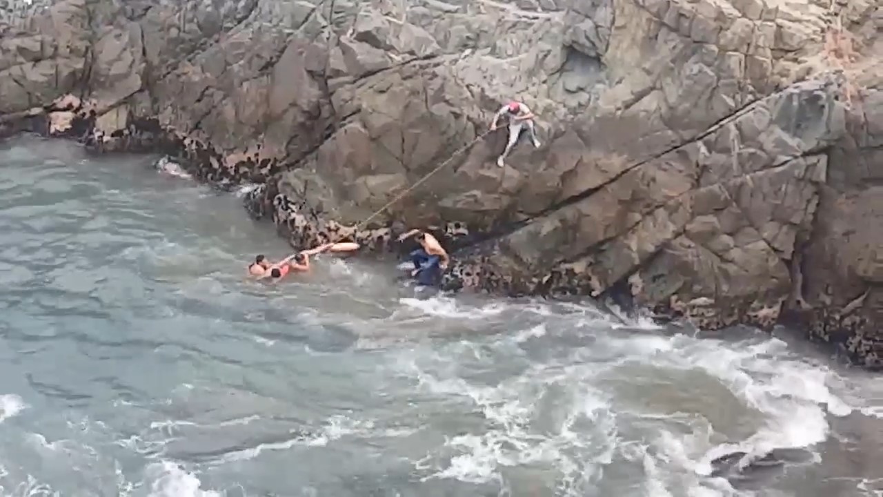 Alcalde de Islay en valiente acción se arrojó al mar para salvar a bañista