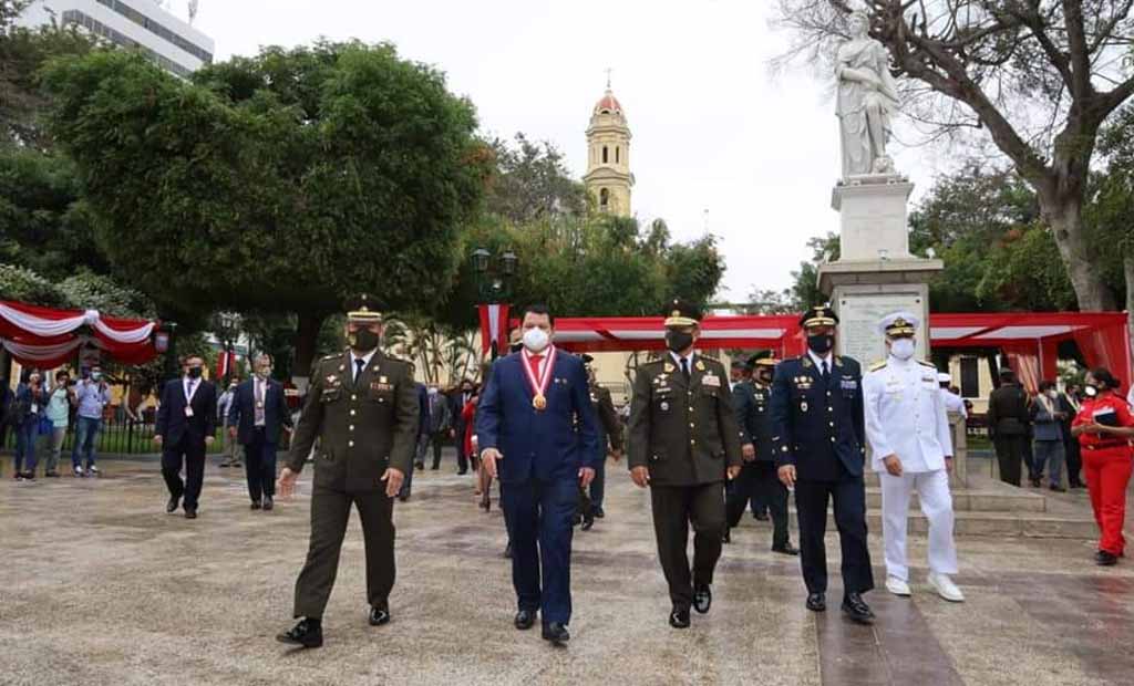 gobernador regional de piura en ceremonia bicentario 1