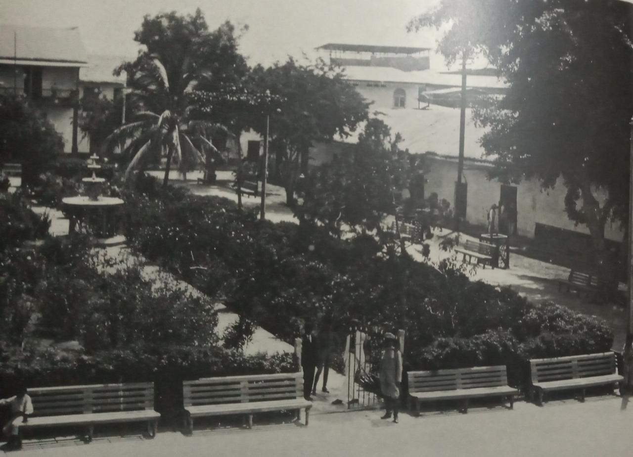 Plaza de Armas de Sullana, antes de la remodelación emprendida por el Alcalde Jacinto Vargas Ladines.