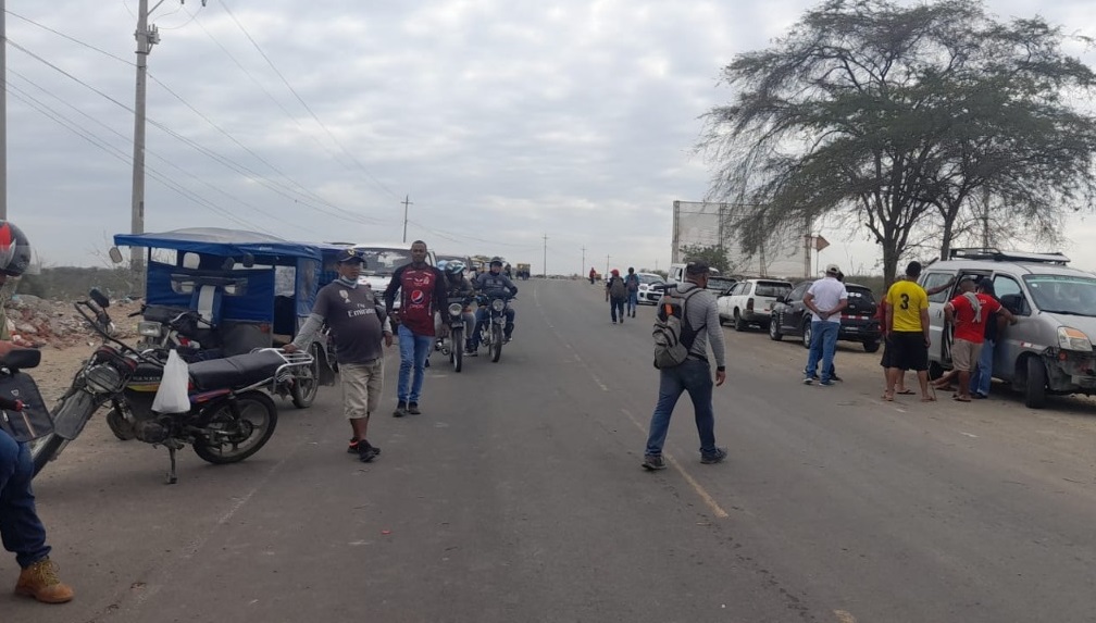 Carretera Sullana- Paita es bloqueada por transportistas