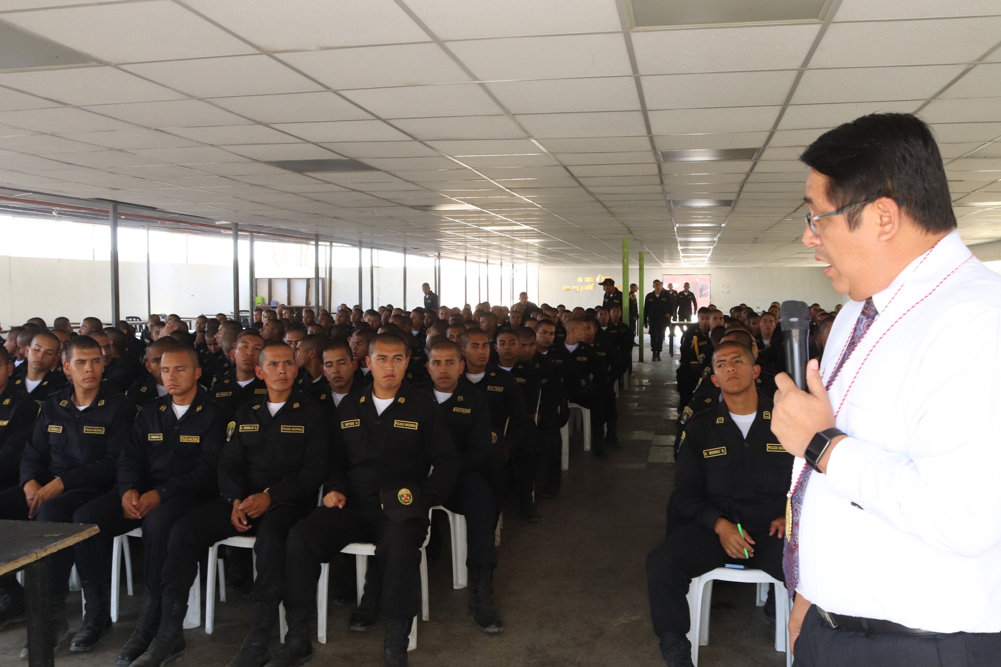 capacitan a alumnos de la escuela PNP