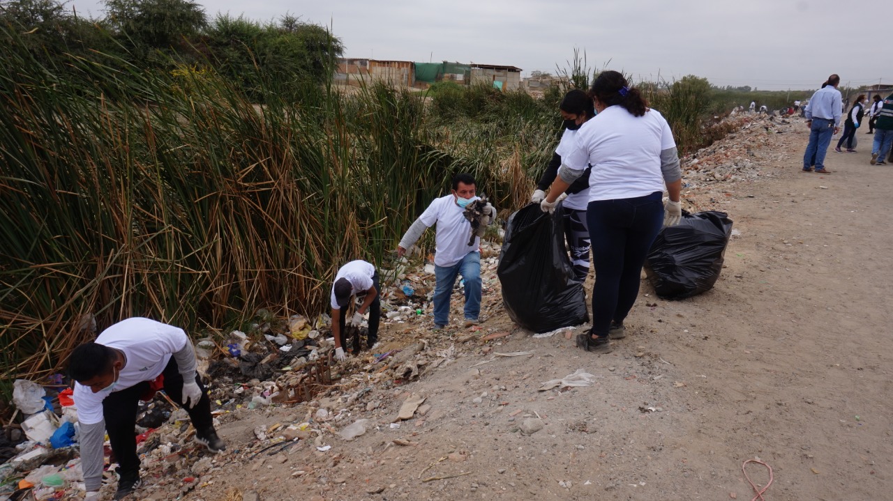 Limpian residuos sólidos que afectan quebradas en Sullana