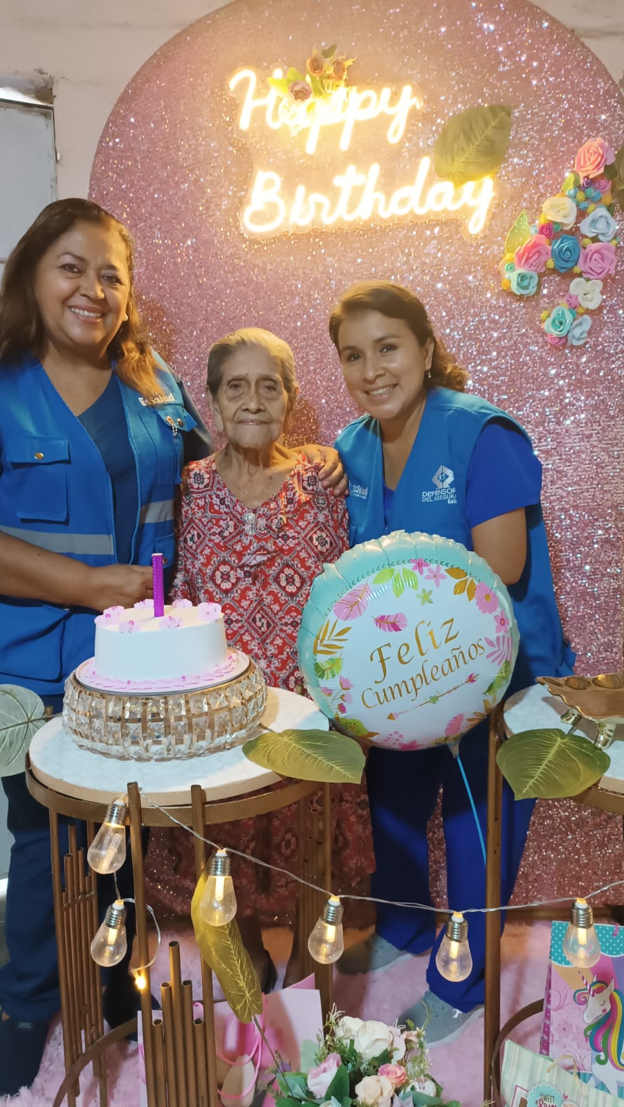 Doña Adriana Requena compartiendo su cumpleaños 102