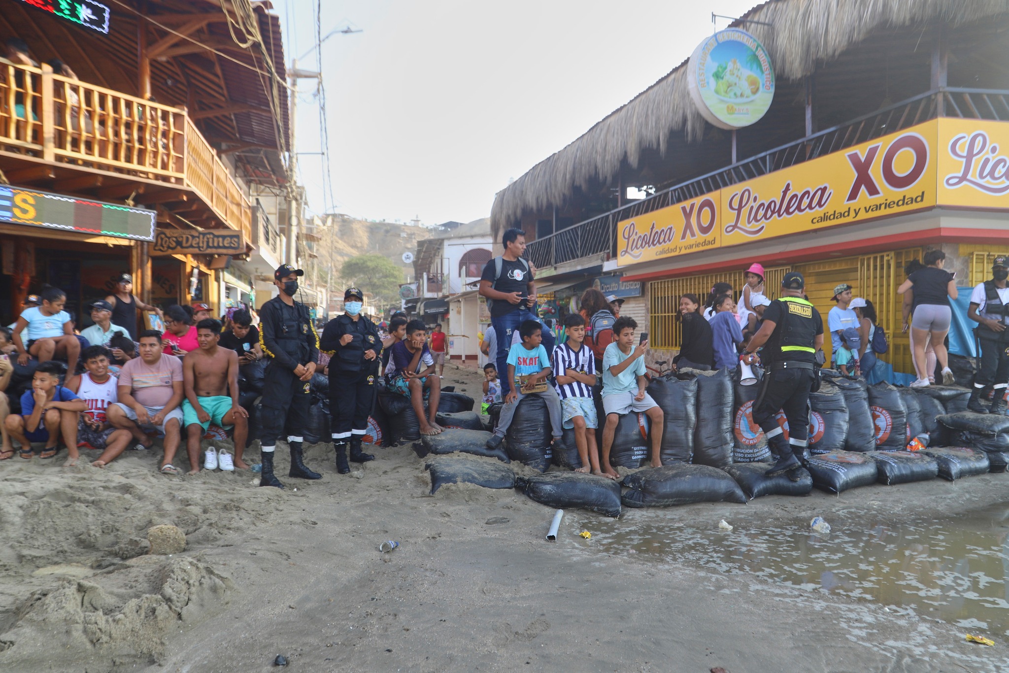 brindan apoyo a afectados playa 1