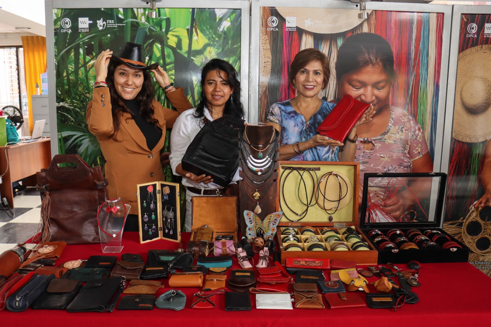 artesana expone productos en cuero 1