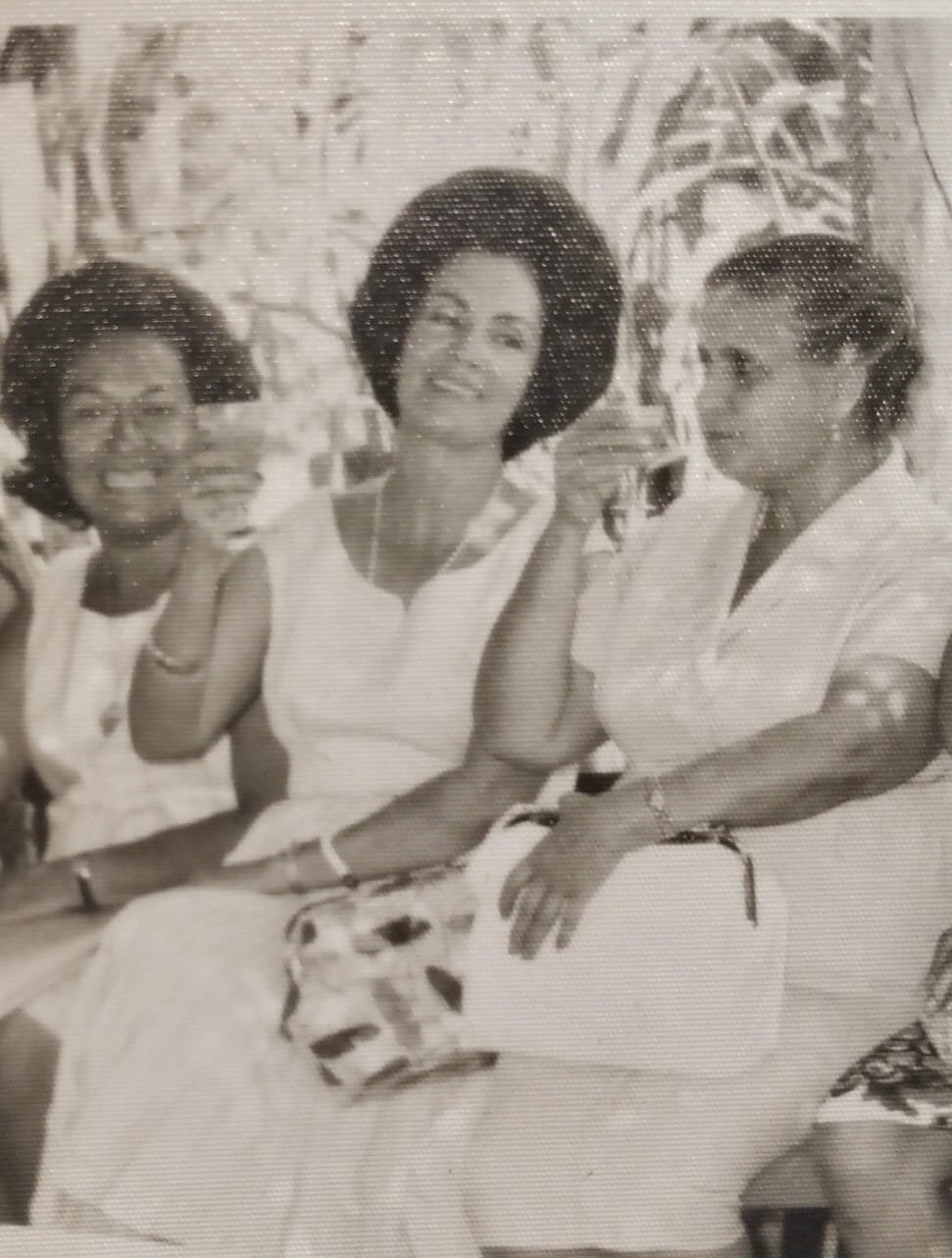 Manuela Arellano de Negrini, Lola Cruz de Acha, Amalia Carnero de Ruiz.