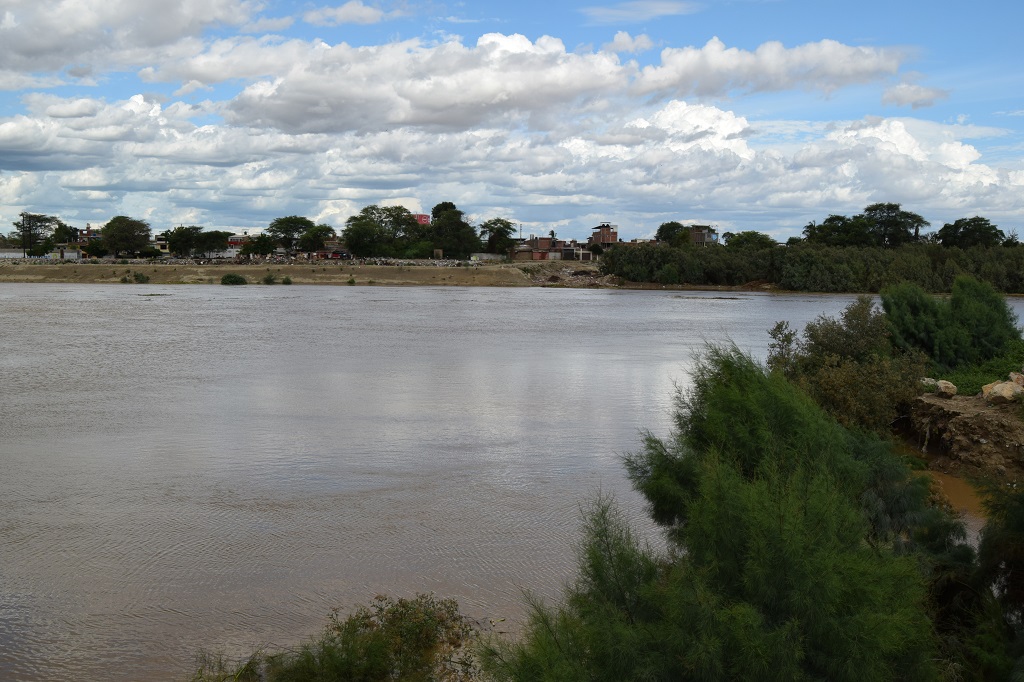 Rio Piura sigue siendo una amenaza para poblaciones ribereñas