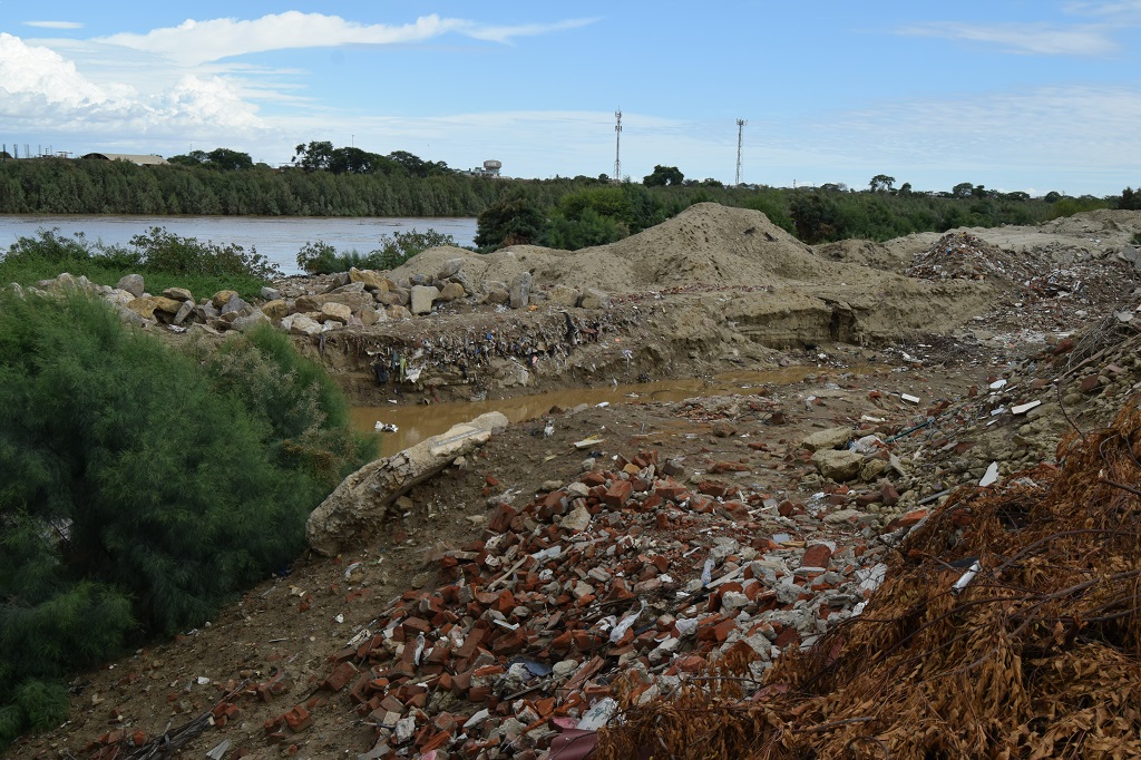 Rio Piura recibe flujo de desmonte que afecta su cauce y crea peligro