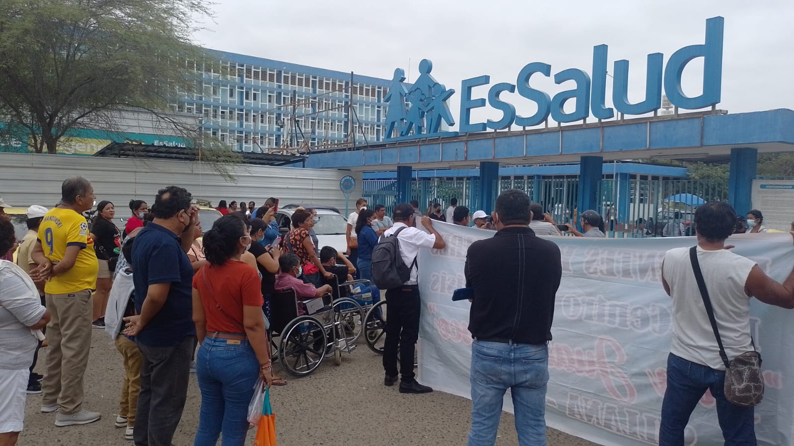 Pacientes de diálisis de Sullana reclaman por ser obligados a ir a Piura