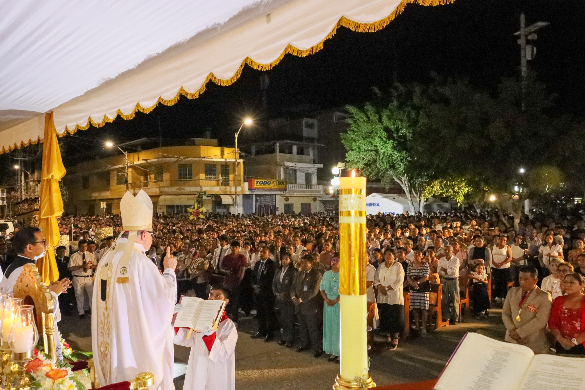 Arzobispo en catedral