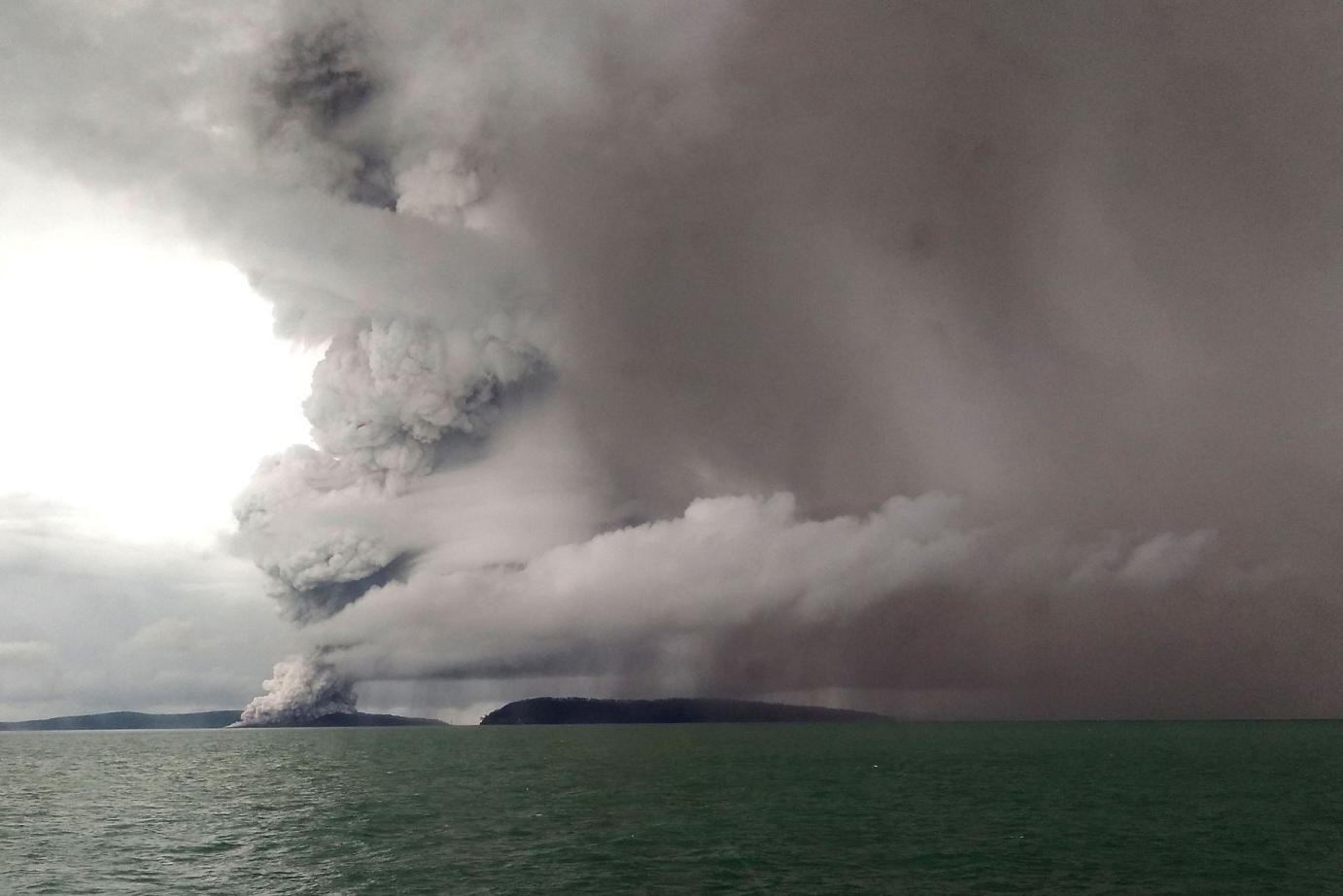 Fotografía del 26 de diciembre de 2018 muestra el volcán Anak Krakatoa en erupción Foto: AFP