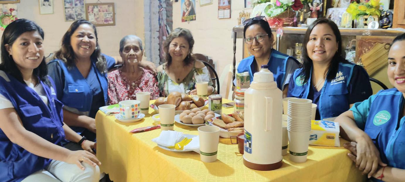 Grupo de PADOMI compartió con la señora Adriana sus 102 años de vida